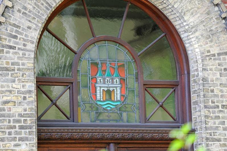 21466_4276 Glasfenster mit Altonaer Wappen an einem historischen Industriegebäude. | Flaggen und Wappen in der Hansestadt Hamburg